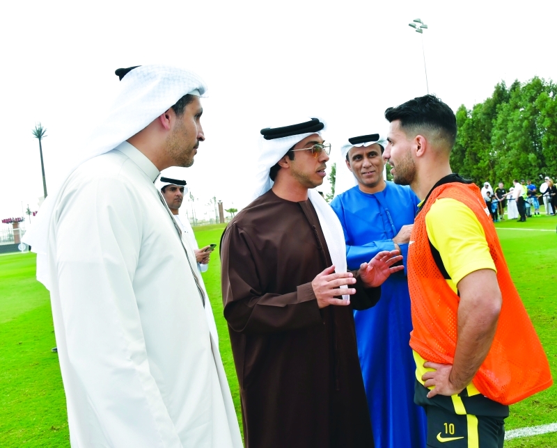 "Ⅶ منصور بن زايد يتحدث مع أغويرو بحضور خلدون المبارك ومحمد بن ثعلوب خلال معسكر سابق لسيتي في أبوظبي | أرشيفية"