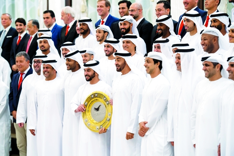 "Ⅶ محمد بن زايد خلال استقبال الجزيرة بطل الدوري بحضورحمدان ومنصور بن زايد | تصوير: راشد المنصوري"
