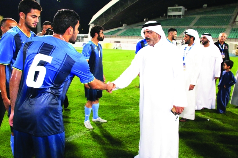 "■ محمد المري يصافح اللاعبين قبيل انطلاق مباراة الافتتاح | البيان"