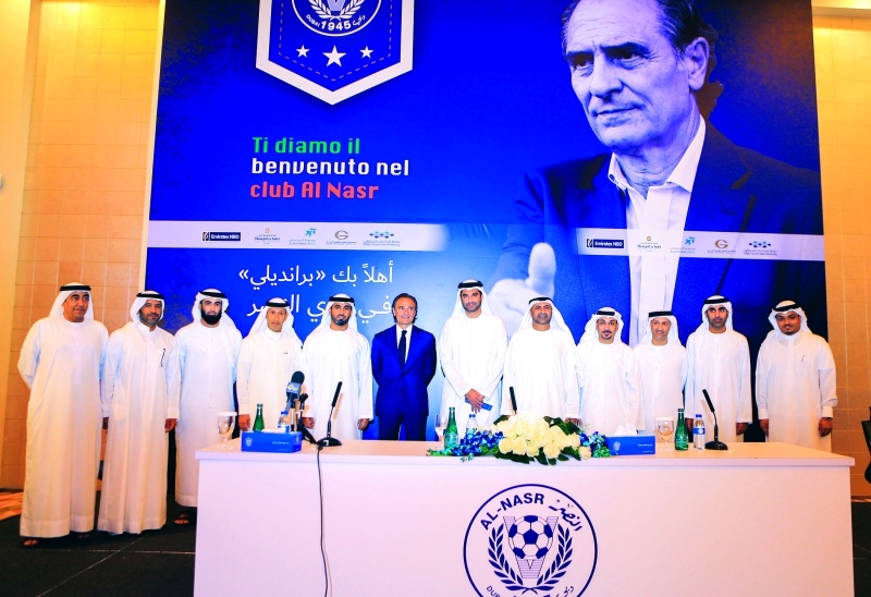 "■ تشيزاري برانديلي يتوسط أعضاء مجلس إدارة النصر | تصوير - عبد الحنّان مصطفى"