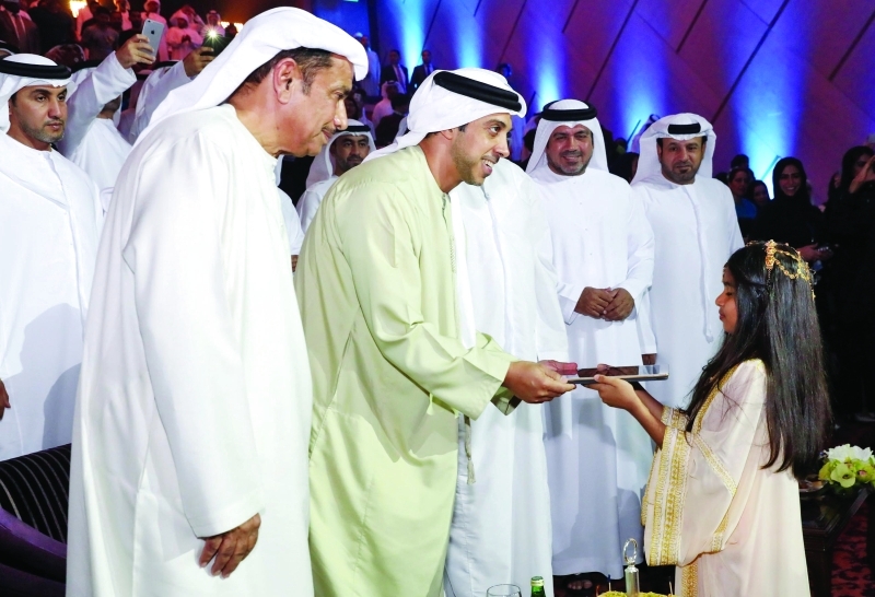 "■ منصور بن زايد يتسلم لوح زر انطلاقة البطولة من الطفلة عوشة الفلاسي بحضور هلال الكعبي | البيان"