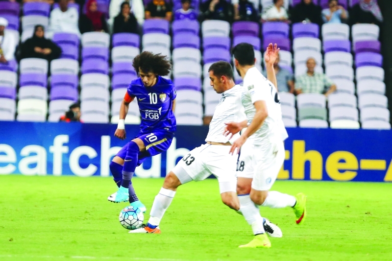 "■ «عموري» تلاعب بفريق الاستقلال فأثار ضغينة الصحافة الإيرانية | تصوير - عمران خالد"