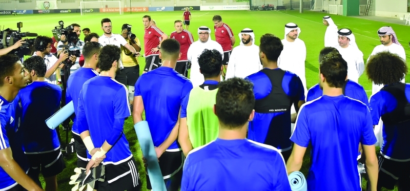 "■ مروان بن غليطة خلال لقائه مع لاعبي الأبيض | البيان"