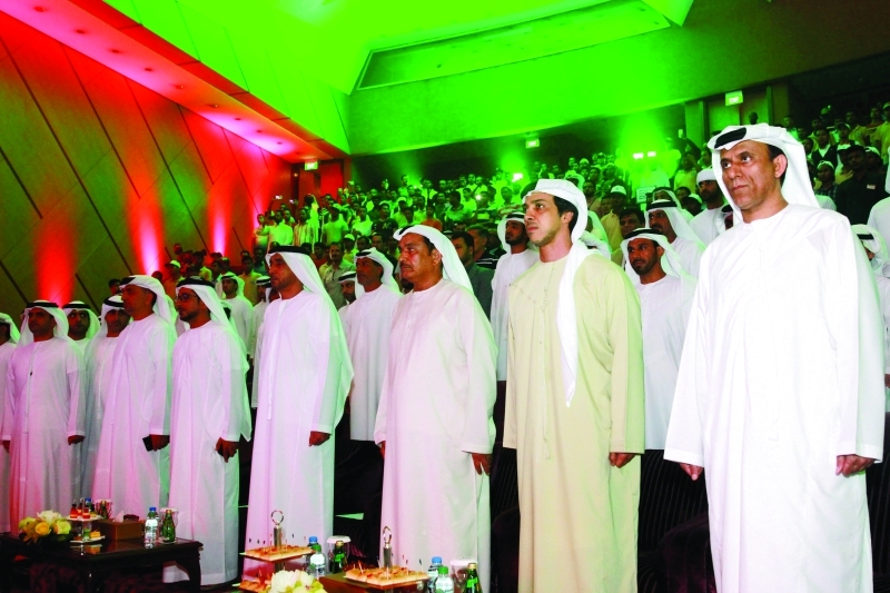 "■ .. وسموه أثناء عزف النشيد الوطني وإلى جواره هلال الكعبي ومحمد بن ثعلوب وكبار الحضور"