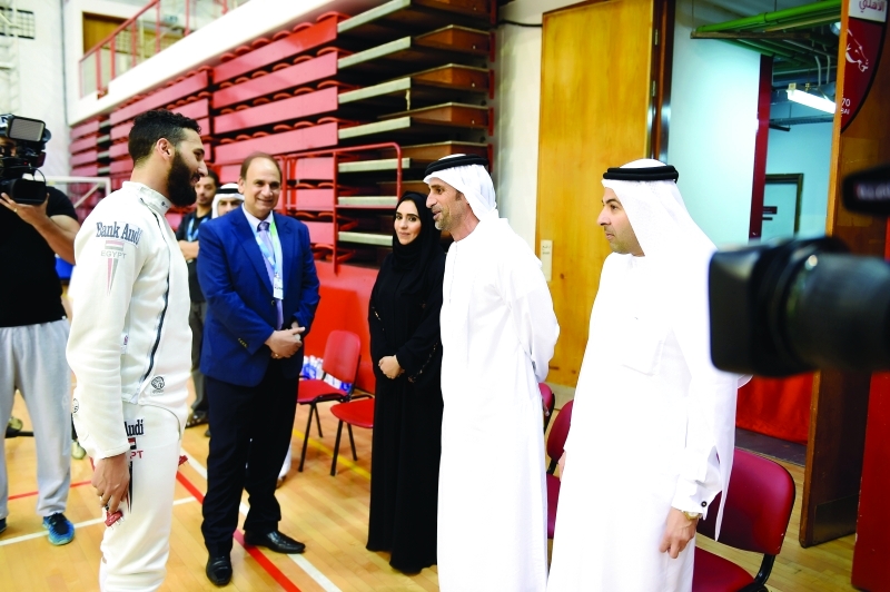 "■ عبد الله خليفة المري يتحدث إلى «أبو القاسم» بحضور ناصر آل رحمة"
