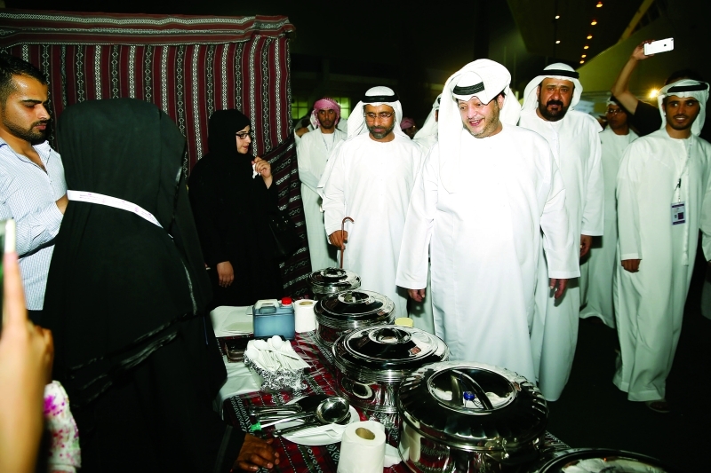 "■ جانب من جولة سعيد بن طحنون في قرية التراث | البيان"