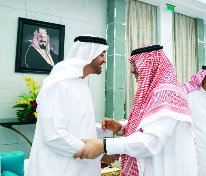 "■ محمد بن زايد مصافحاً محمد بن نايف"