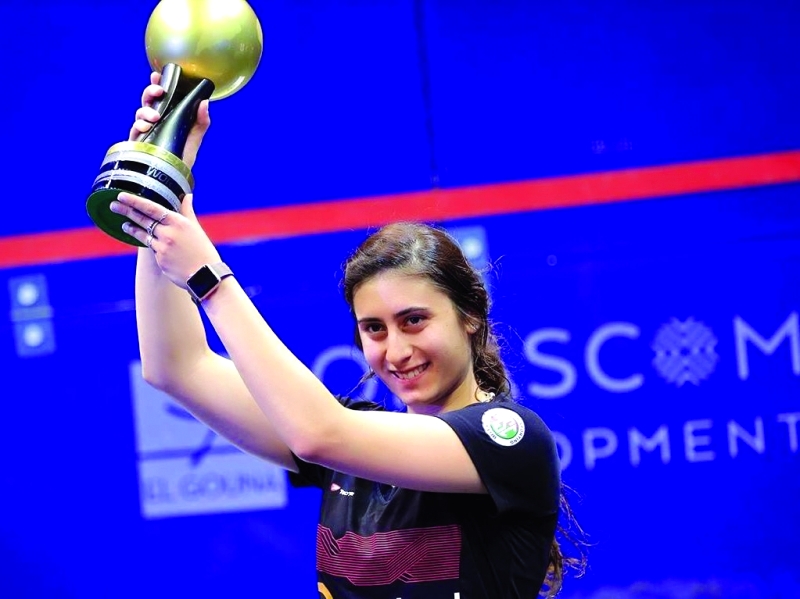 "■ البطلة المصرية الصغيرة لحظة تسلمها كأس العالم"