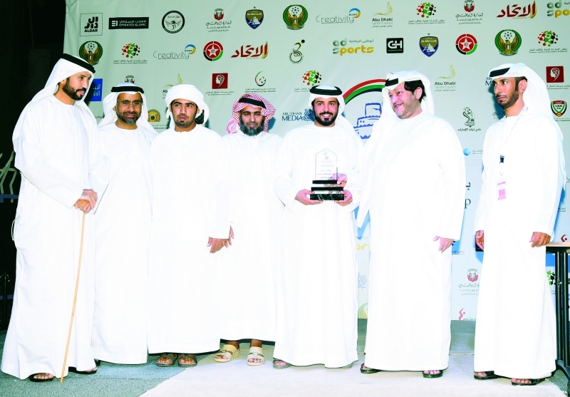 "■ سعيد بن طحنون خلال حفل تكريم الفائزين بسباقات الهجن | البيان"