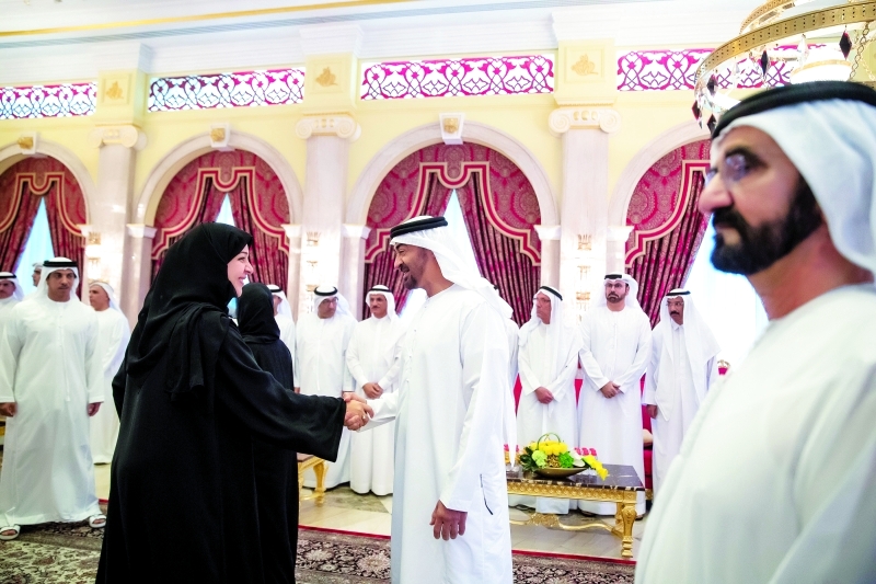 "■ بحضور محمد بن راشد.. محمد بن زايد مصافحاً ريم الهاشمي"