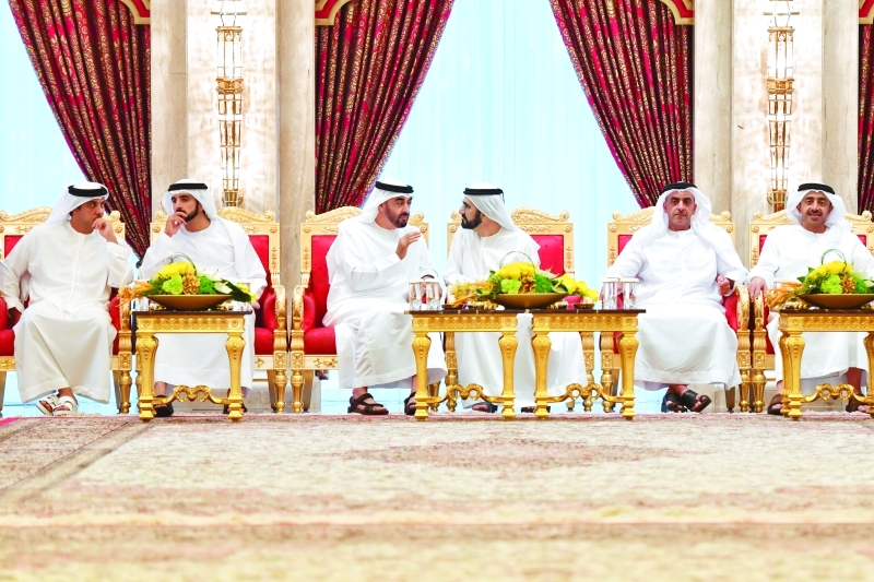 "محمد بن راشد ومحمد بن زايد يتبادلان التهاني بحضور حمدان بن محمد وسيف ومنصور وعبد الله بن زايد | تصوير: محمد هشام و وام"