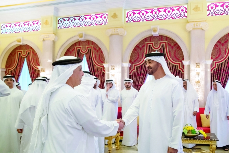 "■.. ومصافحاً مطر الطاير بحضور حمدان ومكتوم بن محمد ومنصور بن زايد وأحمد بن محمد"