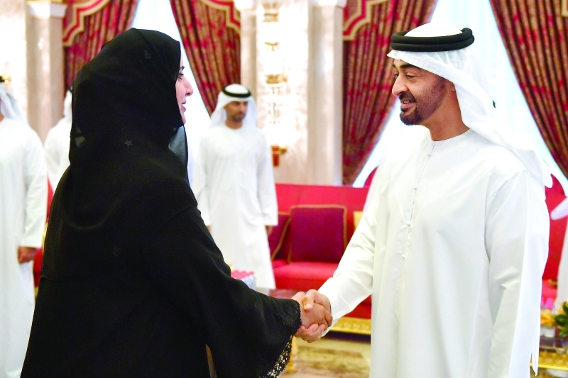 "محمد بن زايد مصافحاً هدى الهاشمي"