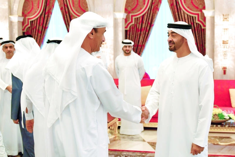 "محمد بن زايد مصافحاً حسين لوتاه"