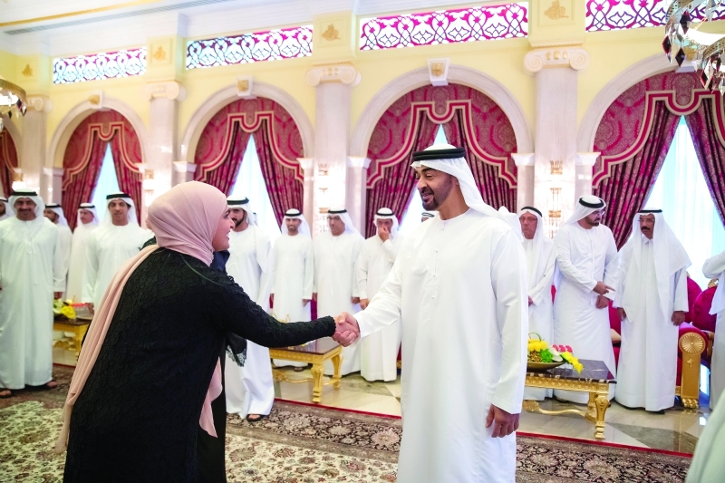 "■ محمد بن زايد مصافحاً عهود الرومي"