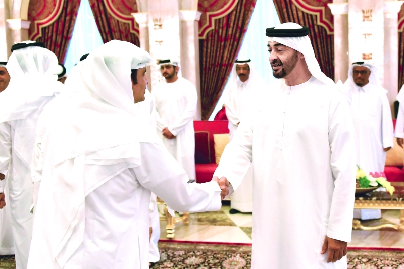 "محمد بن زايد يصافح سامي القمزي"