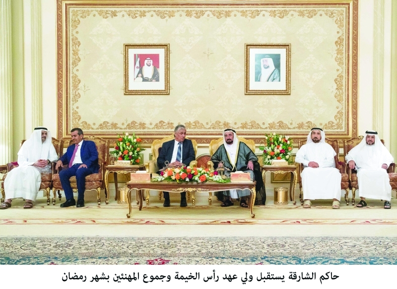 "حاكم الشارقة وسلطان بن محمد بن سلطان يتلقيان تهاني سيف الشعفار والسفراء"