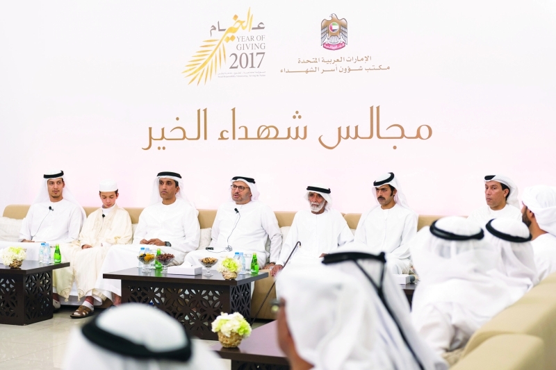 "Ⅶ قرقاش متحدثاً خلال المجلس بحضور خليفة بن طحنون وعبدالله البسطي"