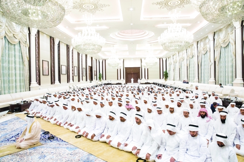 "■ محمد بن زايد وجموع المواطنين خلال أدائهم صلاة المغرب"