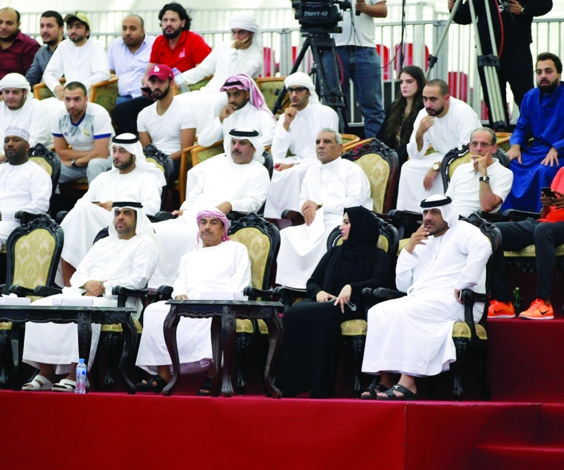 "■ محمد هلال الكعبي يتوسط اللجنة المنظمة في البطولة"