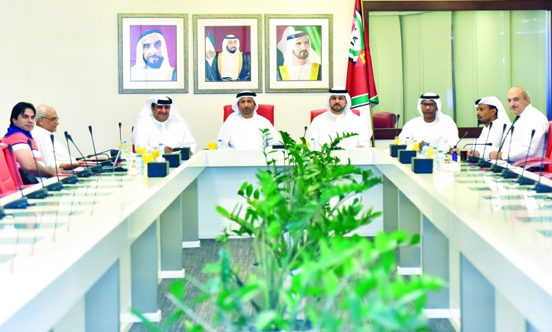 "■ سعيد عبيد الطنيجي يتوسط أعضاء لجنة المسابقات خلال الاجتماع | البيان"