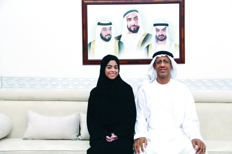 "■ عفراء السعيدي مع والدها"