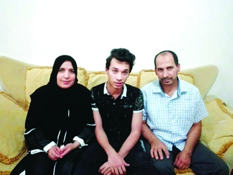 "■ محمود شعبان يتوسط والديه"