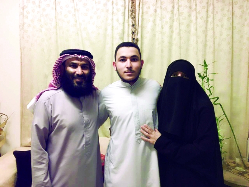 "■ صهيب أبو شاويش ووالداه"