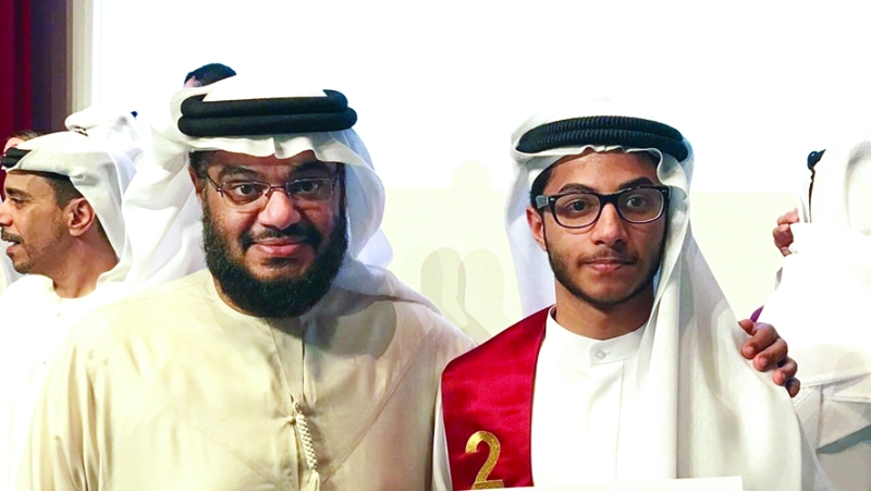 "يوسف السعد مع والده"