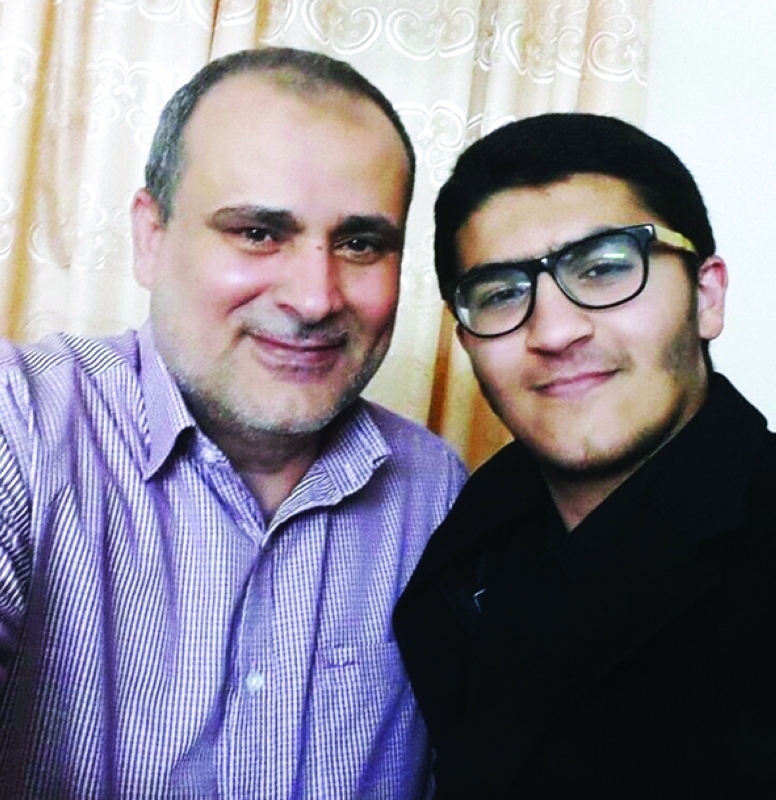 "■ محمود خالد ووالده"