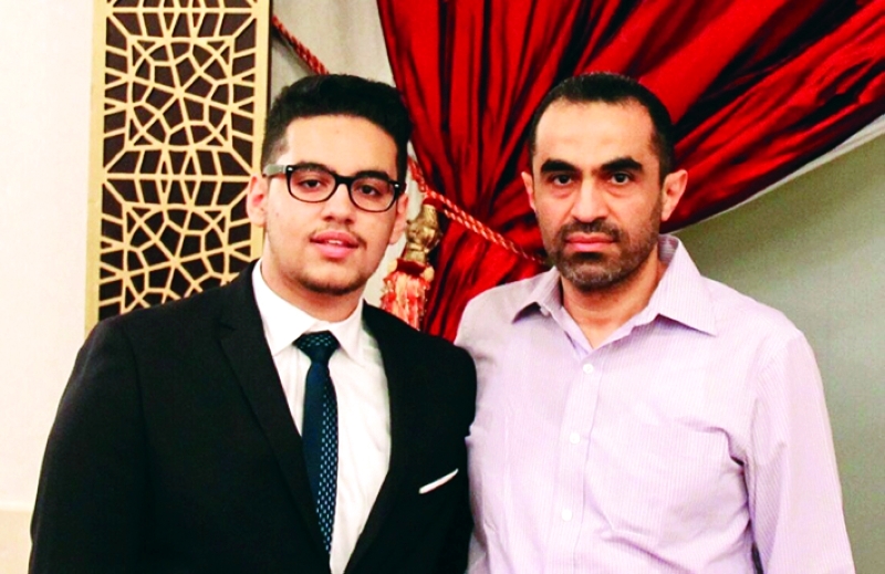 "■ سيف الدين محمد مع والده"