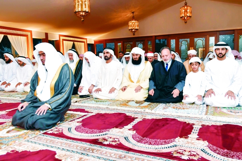 "محمد بن راشد وحمدان بن محمد والضيوف يؤدون صلاة المغرب"