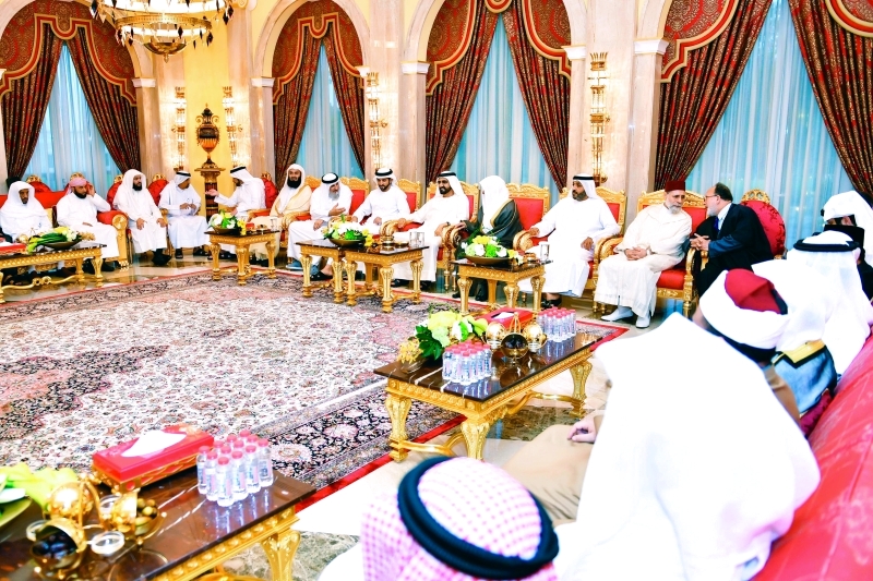 "■ محمد بن راشد وحمدان وأحمد بن محمد خلال استقبال ضيوف رئيس الدولة وجائزة دبي للقرآن بحضور محمد بن حمدان ومحمد الكعبي وحمد الشيباني وأحمد الحداد | تصوير: سيف محمد"