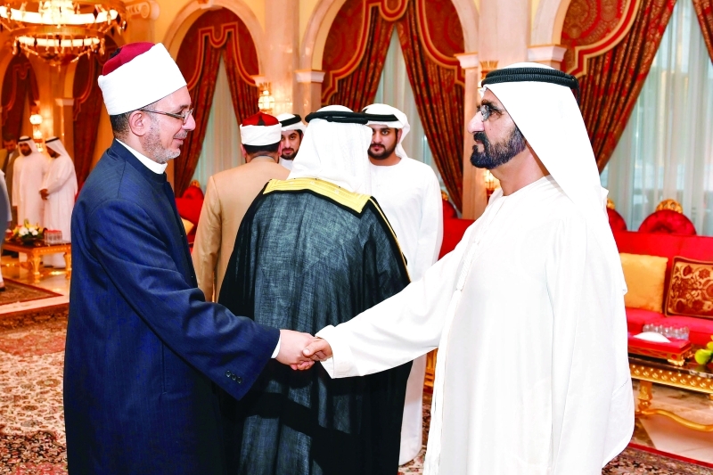 "■ محمد بن راشد مصافحاً الضيوف"