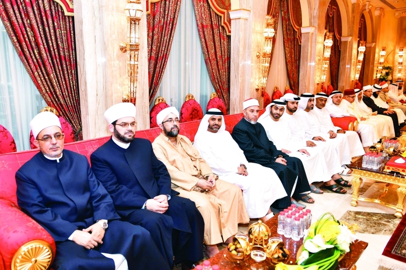 "■ جانب من أصحاب الفضيلة العلماء ضيوف رئيس الدولة وأعضاء لجنة تحكيم جائزة دبي الدولية للقرآن الكريم"