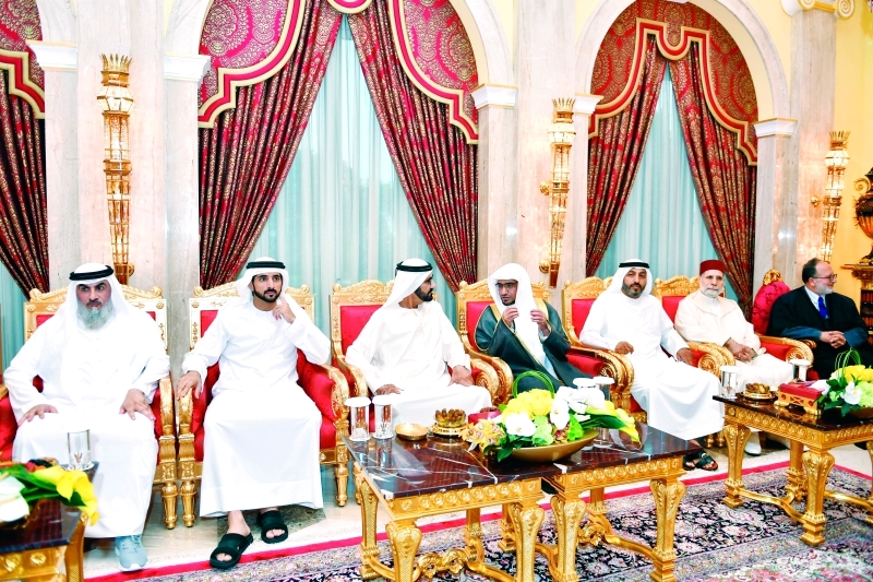 "■ محمد بن راشد وحمدان بن محمد خلال اللقاء بحضور محمد بن حمدان ومحمد الكعبي"