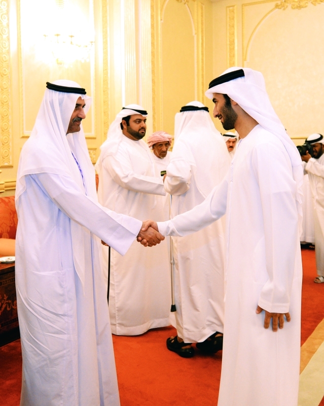 "■ حمد الشرقي مستقبلاً المهنئين بحضور محمد بن حمد"