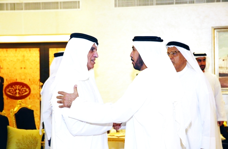 "■ سعود بن صقر مستقبلاً المهنئين"