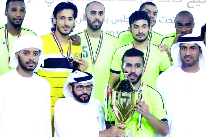 "■ المنهالي يسلم الفريق البطل كأس «الرمضانية» | البيان"
