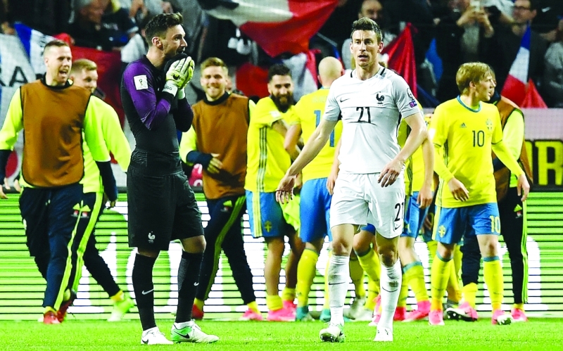 "■ المنتخب السويدي يحتفل وسط حسرة لوريس وحيرة كونسلي | أ ف ب"