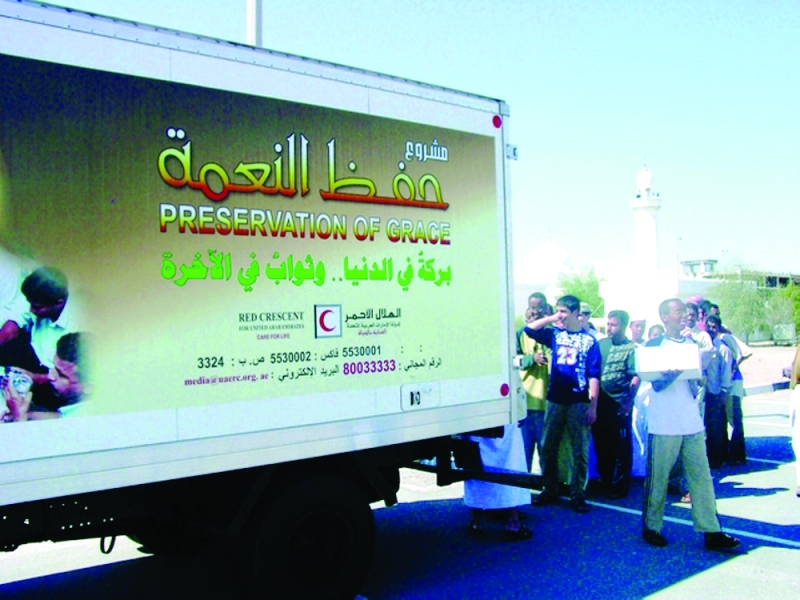 "خلال توزيع وجبات الإفطار"