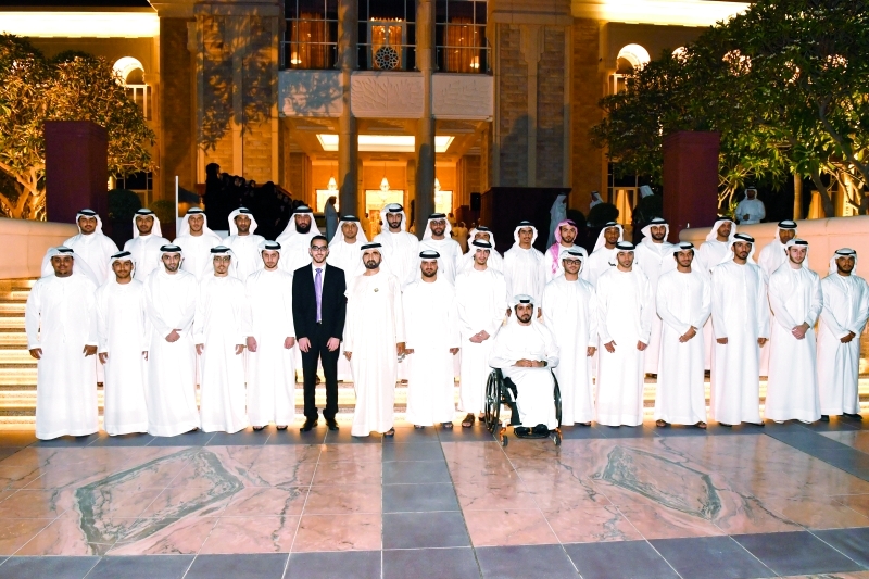 "محمد بن راشد يتوسط المتفوقين من طلبة الجامعات والكليات الأكاديمية والعسكرية والمدارس الثانوية | تصوير: محمد هشام"