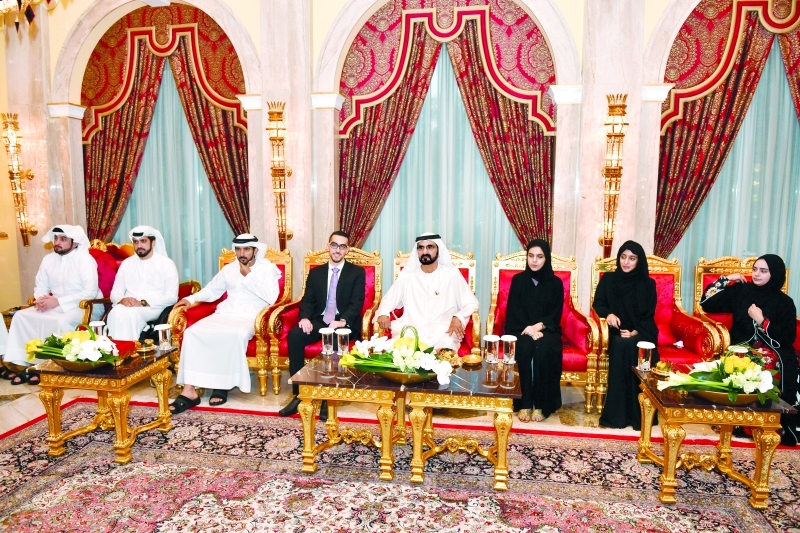 "محمد بن راشد خلال استقباله الطلبة المتفوقين بحضور حمدان وأحمد بن محمد"