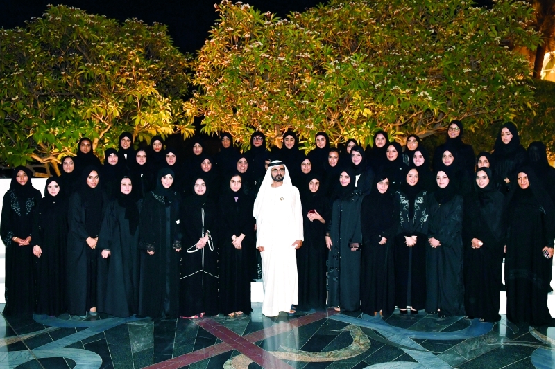 "محمد بن راشد في صورة جماعية مع الطالبات المتفوقات"
