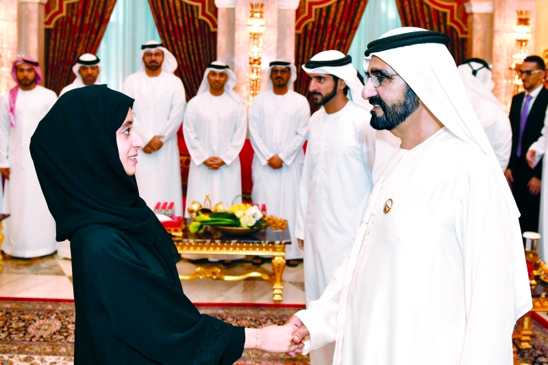 "سموه مستقبلاً الطالبات المتفوقات بحضور حمدان بن محمد ومحمد القرقاوي وحسين الحمادي وأحمد الفلاسي"