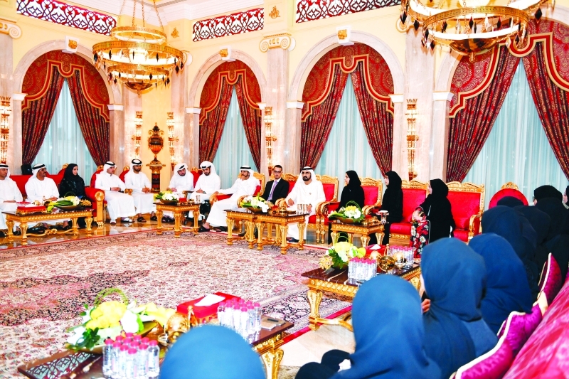 "محمد بن راشد مستقبلاً الطلاب والطالبات الأوائل بحضور حمدان وأحمد ومنصور بن محمد وزايد بن مكتوم بن راشد وحسين الحمادي وأحمد الفلاسي وجميلة المهيري"