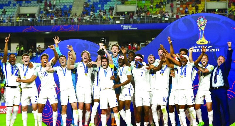 "■ المنتخب الإنجليزي يحتفل بلقب مونديال الشباب | أ ف ب"