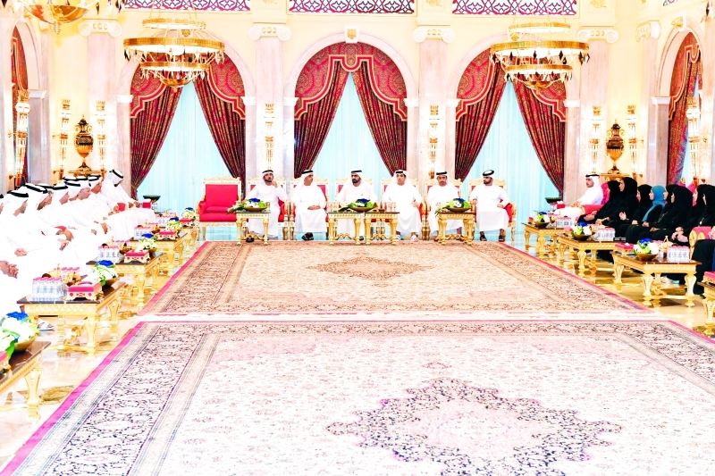 "محمد بن راشد وحمدان بن محمد وسيف ومنصور وعبد الله بن زايد ومنصور بن محمد والوزراء والوكلاء والمسؤولون خلال الاستقبال | تصوير: محمد هشام"