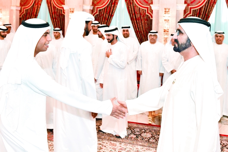 "محمد بن راشد مصافحاً الحضور"