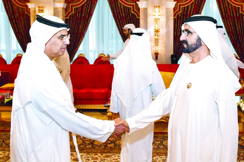 "محمد بن راشد مصافحاً عبيد الطاير"